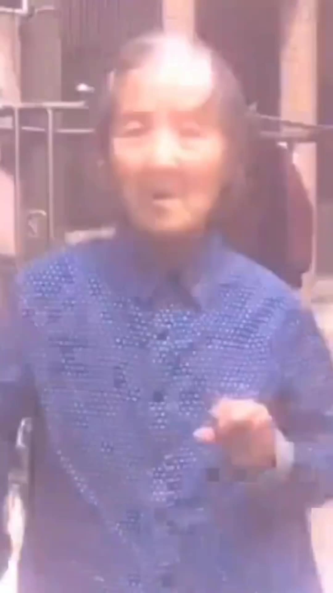 老太跳玫瑰静悄悄的开 绿幕直播特效视频
